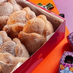 Pan de muerto tradicional de mantequilla y naranja en su caja - Vivián Alta Repostería